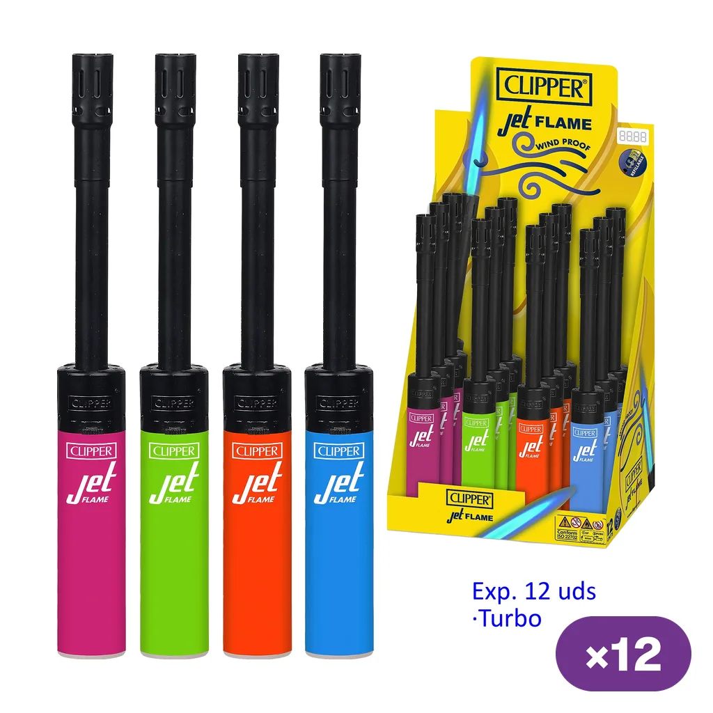 Encendedores Clipper Jet Flame de tubo largo negro, en varios colores, junto a un expositor amarillo rotulado con 12 unidades.