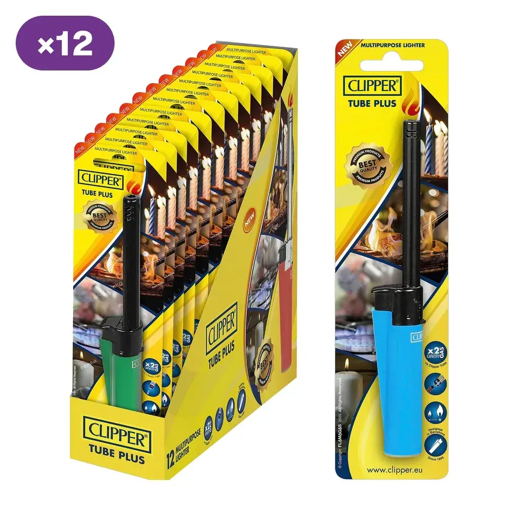 Expositor de encendedores Clipper Tube Plus en blíster, con modelos verde y azul de tubo negro alargado y distintivo de 12 unidades.