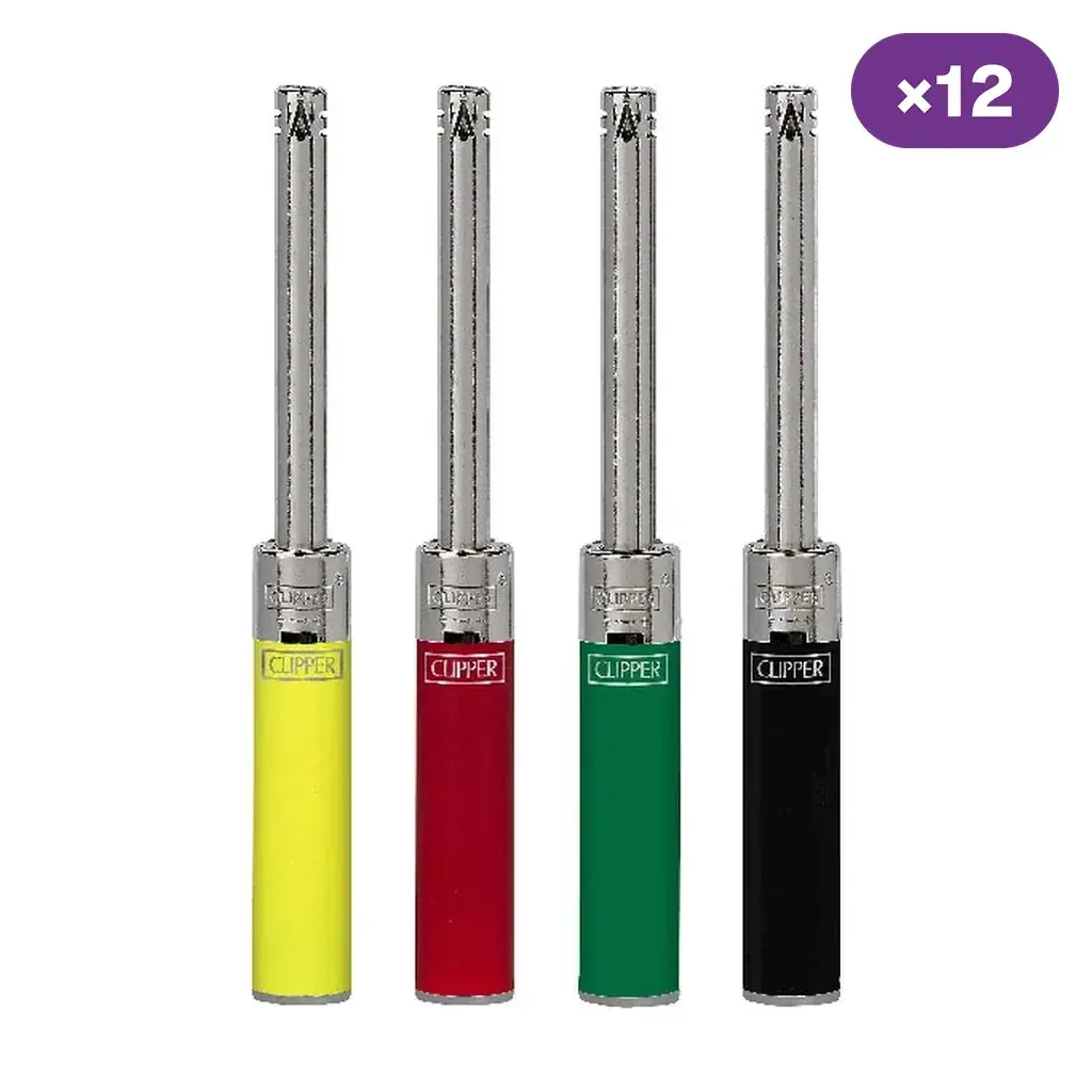Cuatro encendedores Clipper de tubo largo plateado, con cuerpos amarillo, rojo, verde y negro, junto al indicativo ×12.
