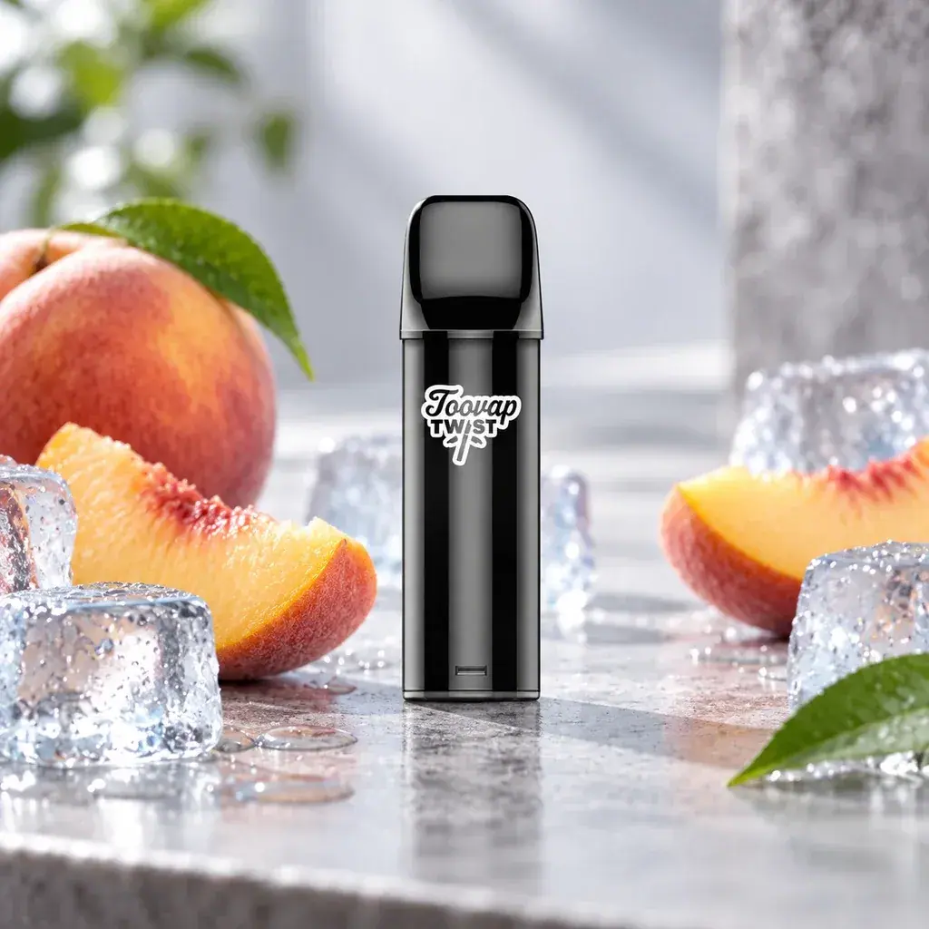 Vapeador negro TVAP Peach Ice en una escena generada con melocotones, rodajas y cubitos de hielo sobre una superficie mojada.
