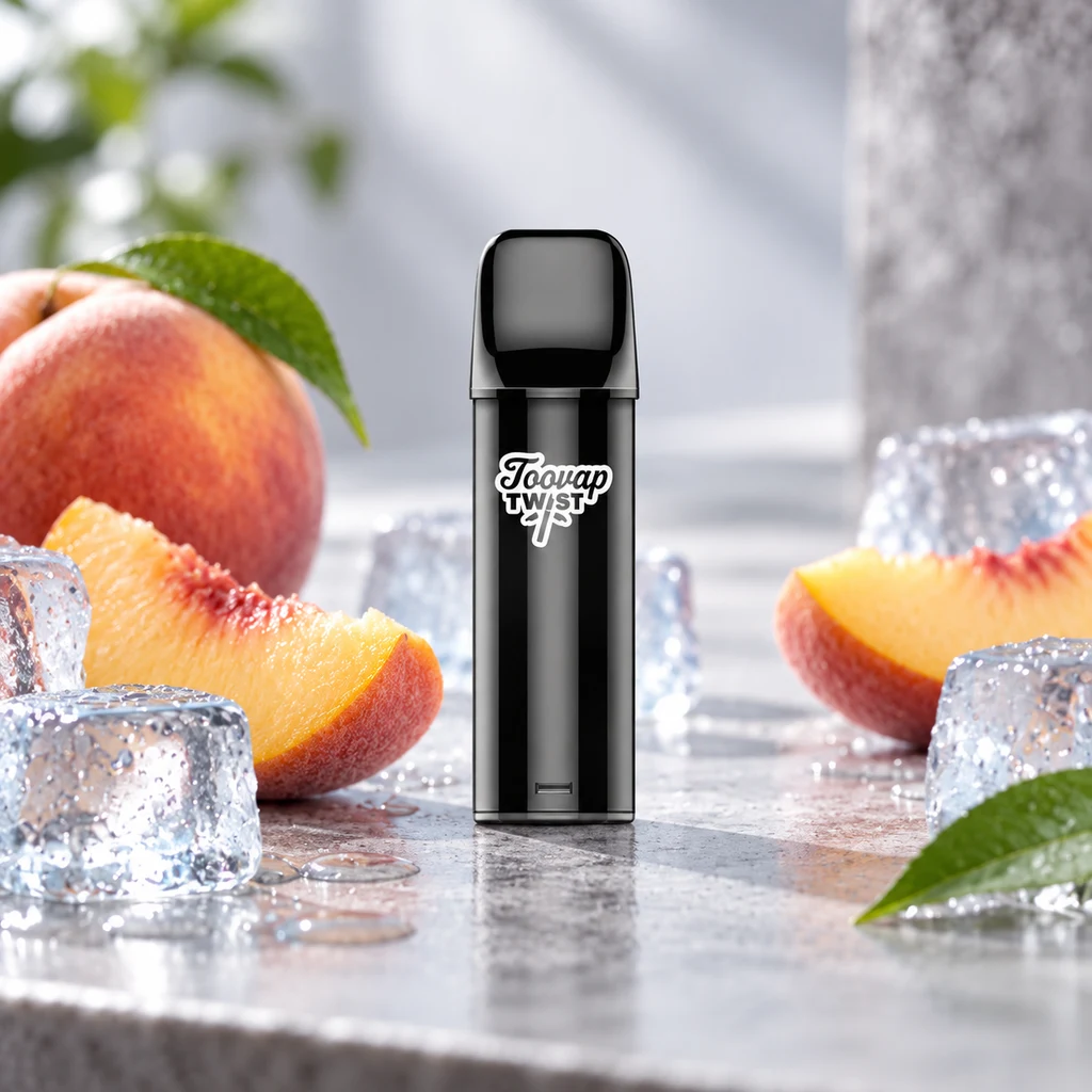 Vapeador negro TVAP Peach Ice en una escena generada con melocotones, rodajas y cubitos de hielo sobre una superficie mojada.