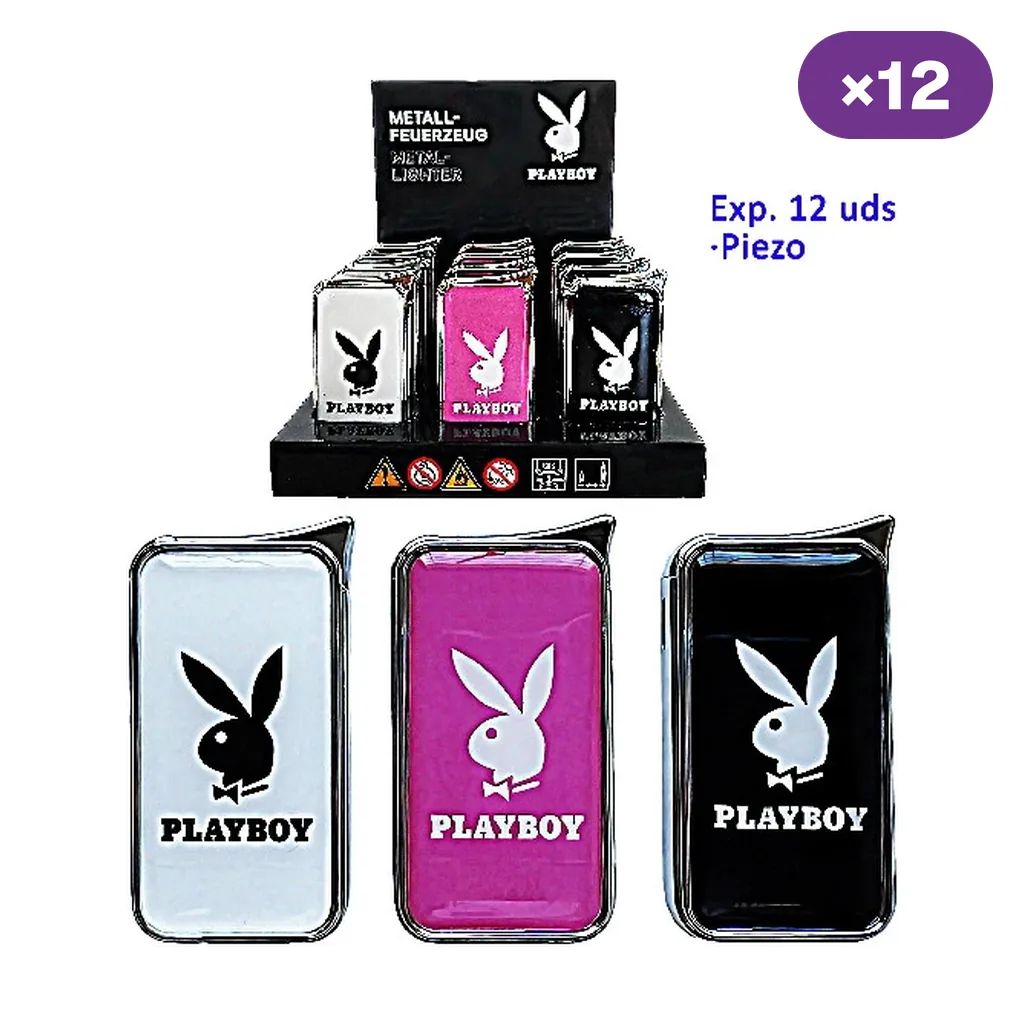 Encendedores Playboy en blanco, rosa y negro, con bordes plateados y logotipo del conejo, junto a un expositor marcado ×12.