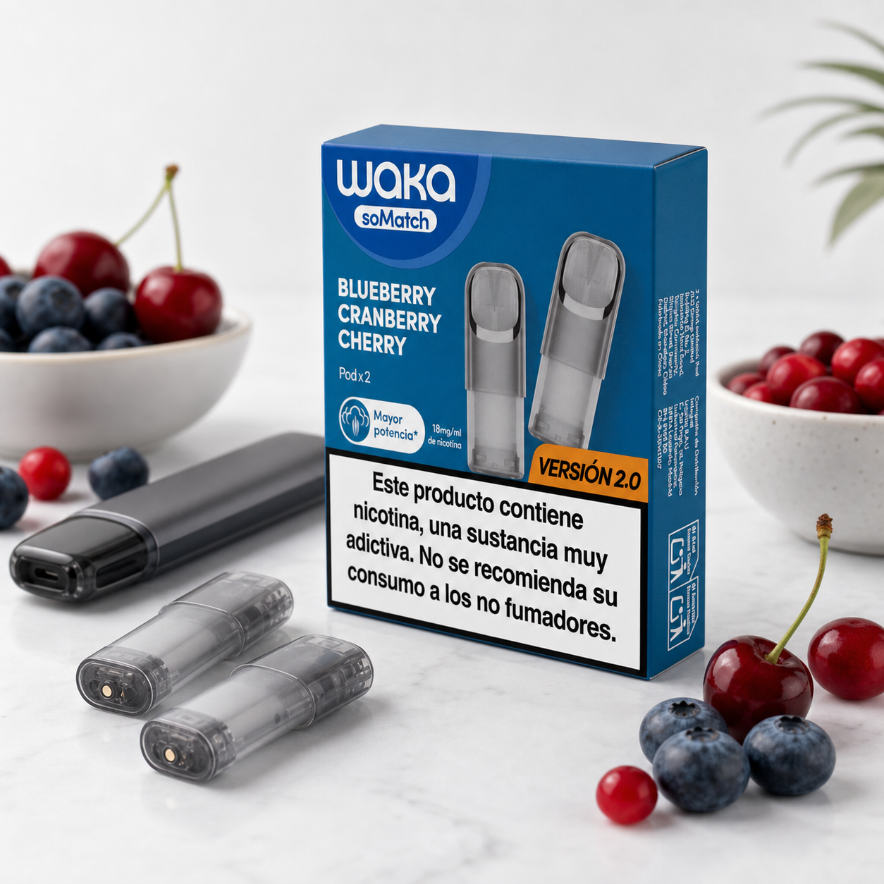 Caja azul Waka SoMatch Blueberry Cranberry Cherry de 18 mg/ml, versión 2.0, junto a cartuchos, un dispositivo y frutos rojos y azules.