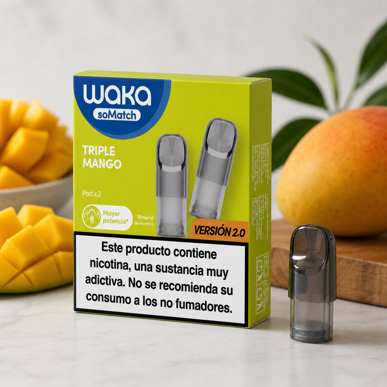 Caja verde de Waka Triple Mango con advertencia de nicotina y un cartucho delante, junto a mango entero y cortado.
