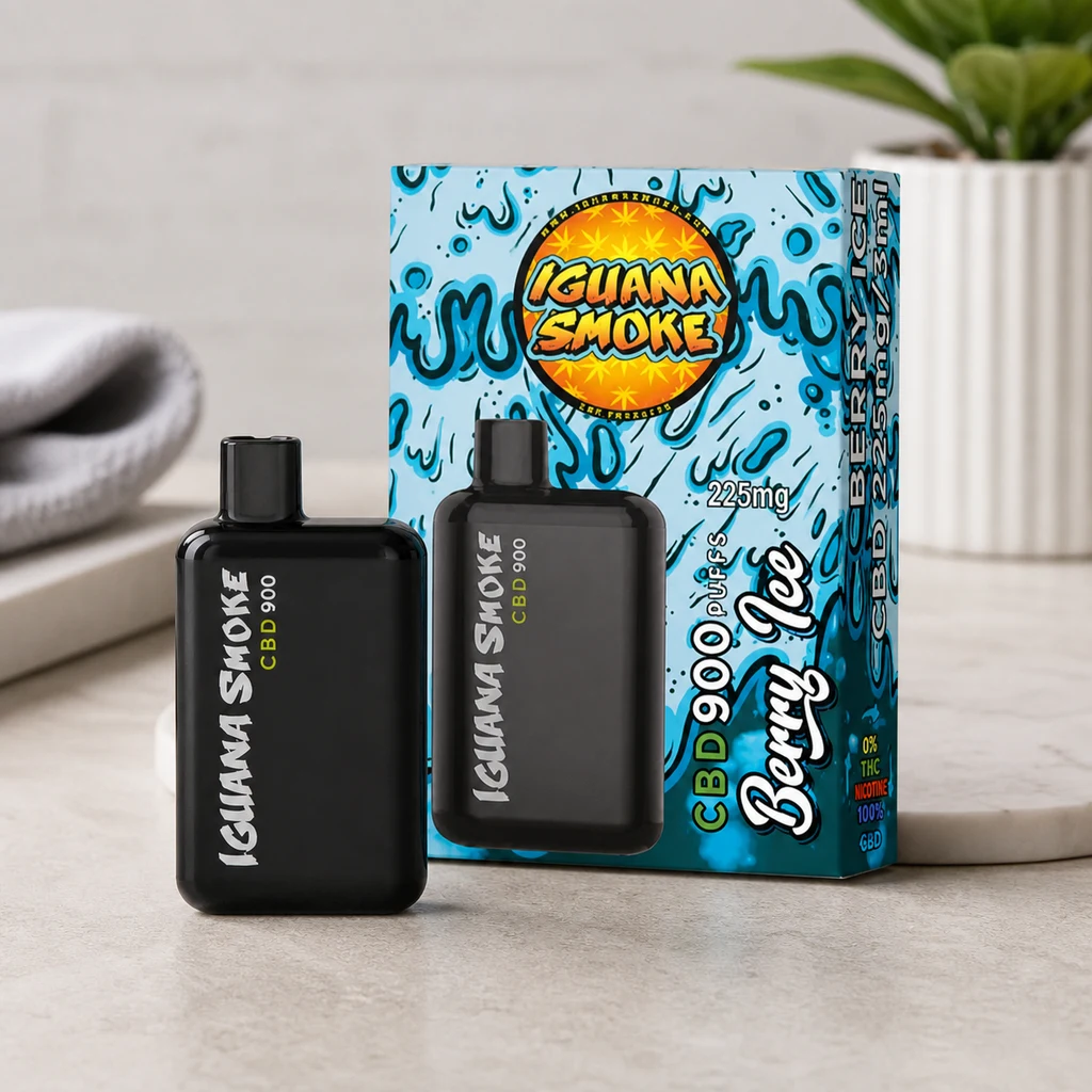Escena generada del vape Iguana Smoke 900 Berry Ice negro junto a su caja azul ilustrada, sobre una encimera con una planta al fondo.
