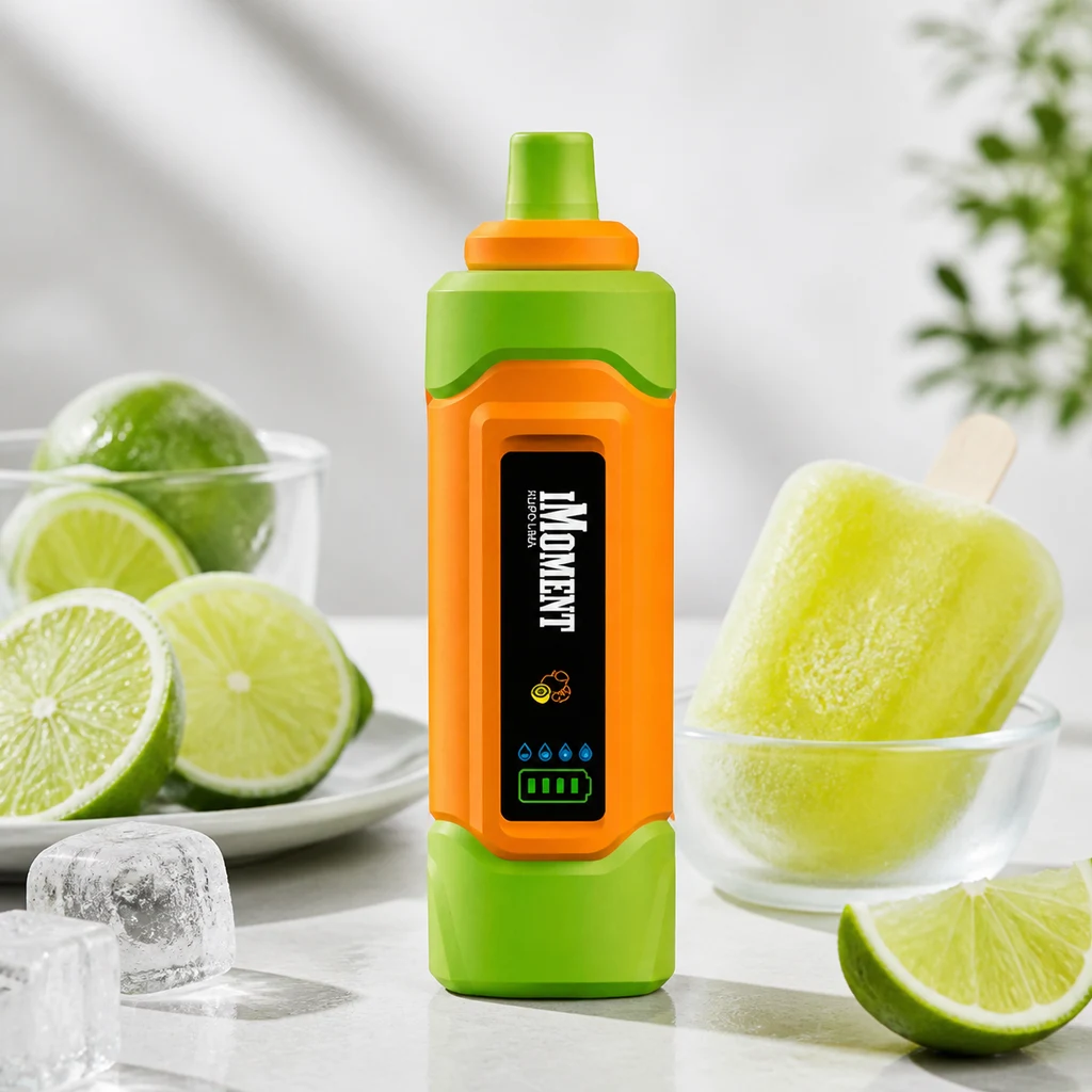 Vaper Lime Calipo naranja y verde con pantalla frontal, rodeado de limas cortadas, cubitos de hielo y un polo verde claro.
