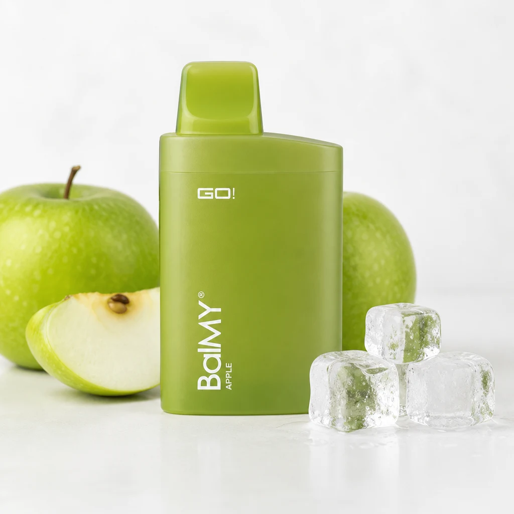 Vaper verde Balmy Go Apple en posición vertical, rodeado de manzanas verdes, un gajo y tres cubitos de hielo sobre fondo claro.