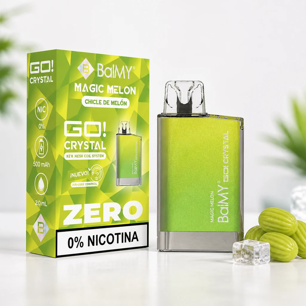 Vaper verde Balmy Go Crystal Magic Melon con boquilla transparente, junto a su caja rotulada «0% nicotina» y caramelos verdes.