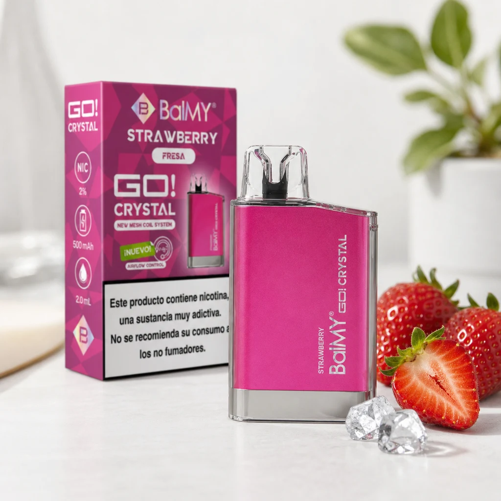 Vaper BalMY GO! Crystal Fresa de cuerpo rosa y boquilla transparente junto a su caja, fresas y piezas que simulan hielo.