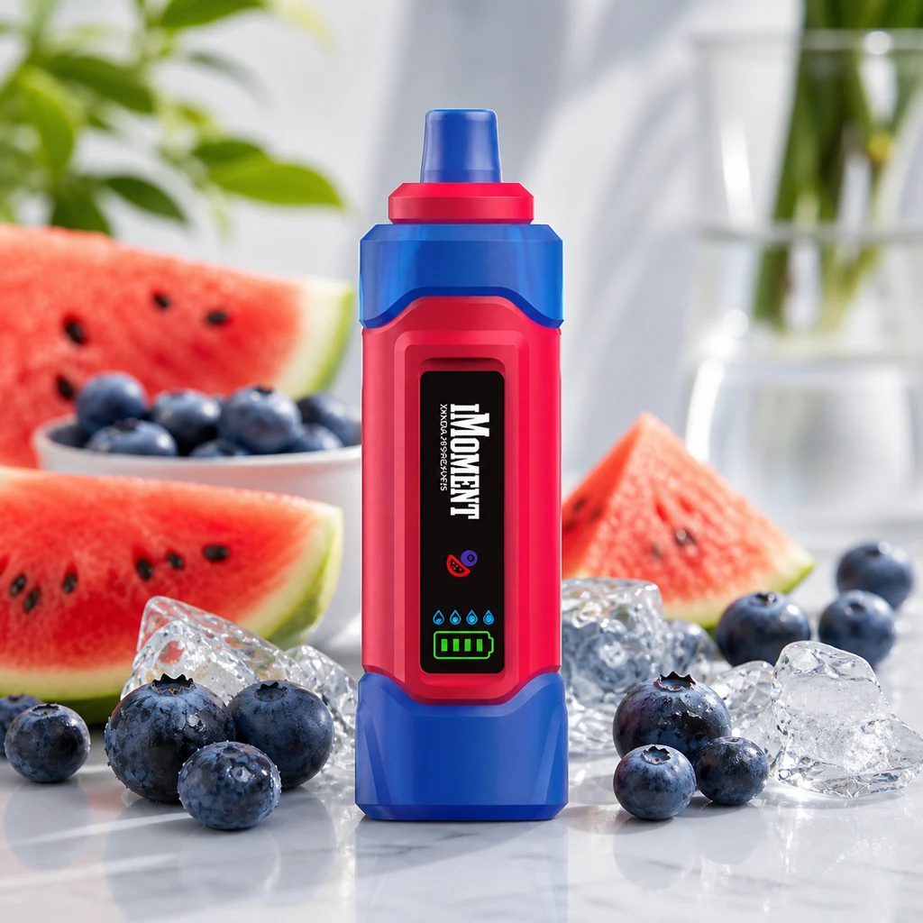 Vapeador iMoment rojo y azul con pantalla frontal, rodeado de arándanos, trozos de sandía y cubitos de hielo.