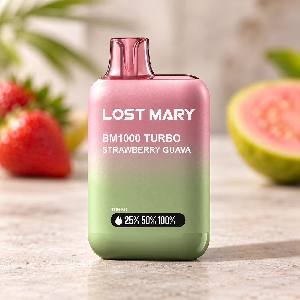 Vaper Lost Mary BM1000 Turbo Strawberry Guava con degradado rosa y verde, sobre una superficie clara, con fresas y guayaba al fondo.