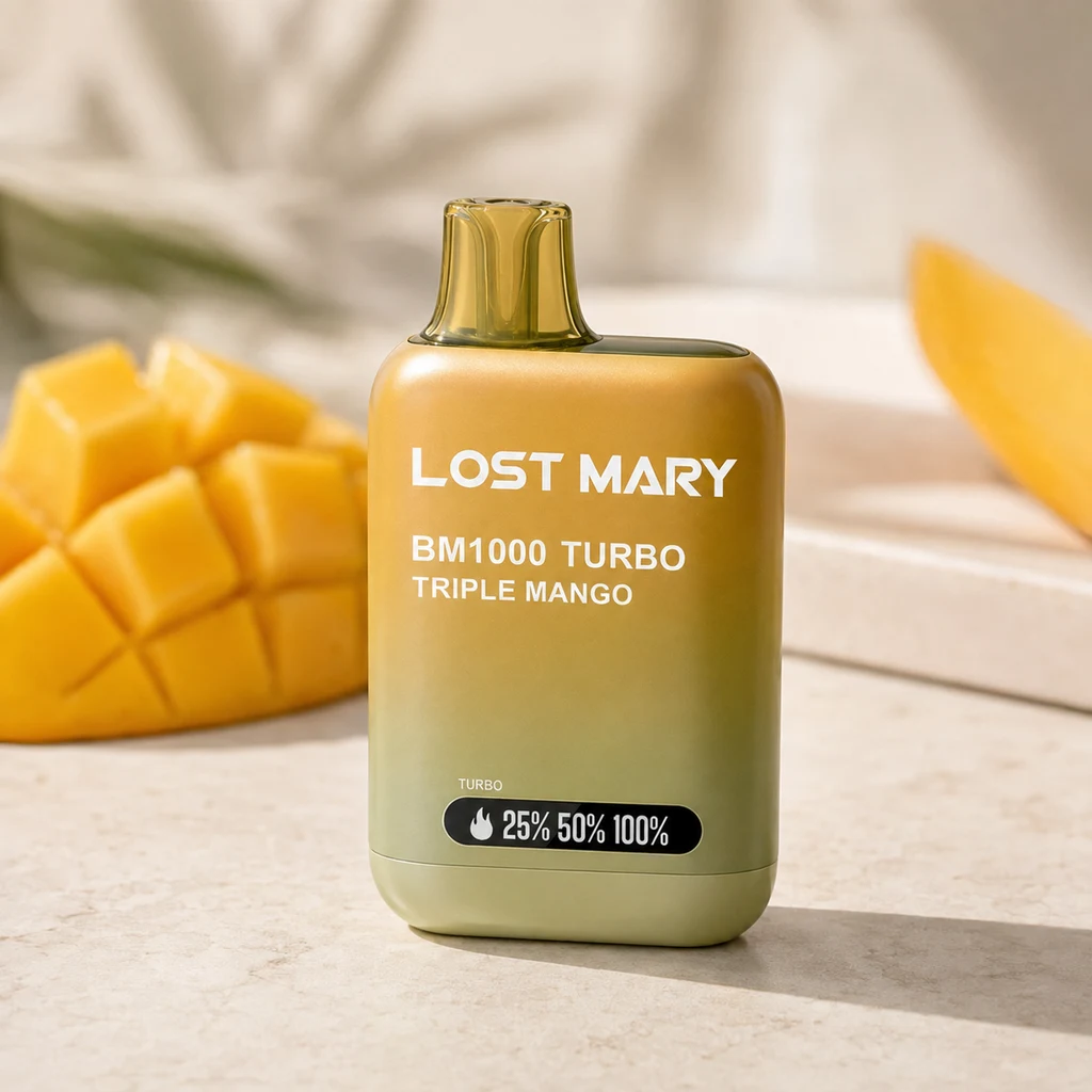 Lost Mary BM1000 Turbo Triple Mango con cuerpo amarillo y verde, boquilla translúcida y porcentajes frontales, junto a mango cortado.