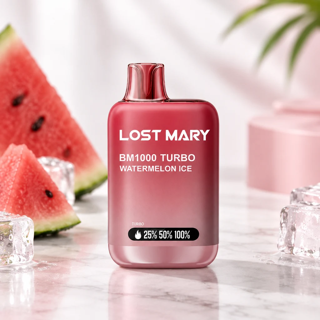 Vaper rojo Lost Mary BM1000 Turbo Watermelon Ice sobre una superficie clara, rodeado de trozos de sandía y cubitos de hielo.