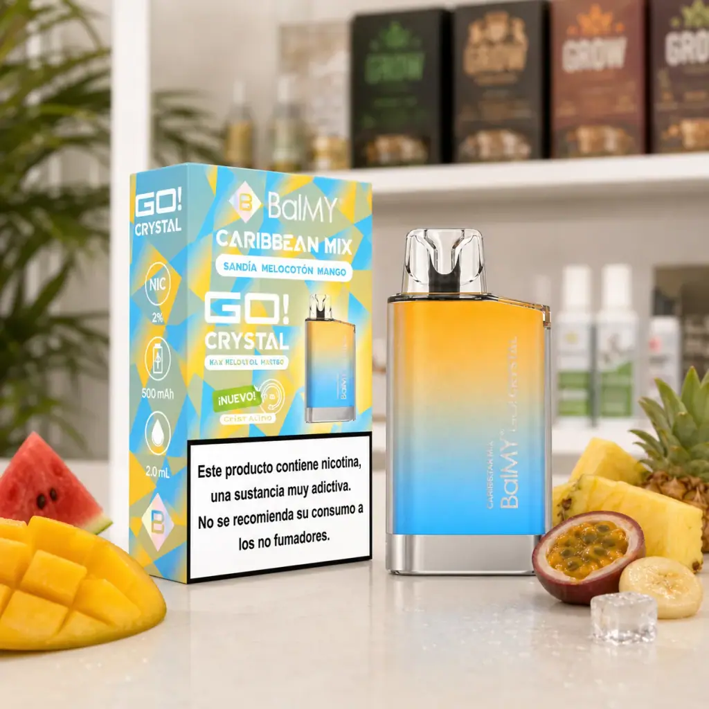 Vaper BalMY Go Crystal Caribbean Mix con degradado amarillo y azul, junto a su caja, frutas cortadas y un cubito de hielo.