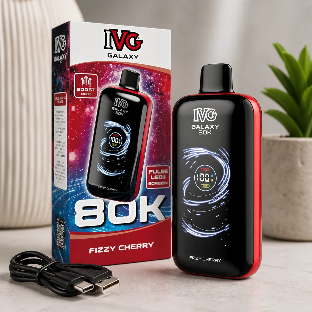 Vapeador IVG Galaxy negro y rojo junto a su caja con textos «80K» y «Fizzy Cherry», y un cable USB sobre una mesa.