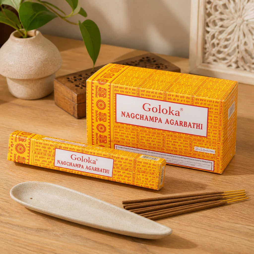 Escena generada con cajas amarillas de incienso Goloka Nag Champa, varillas y un soporte alargado sobre una mesa de madera.