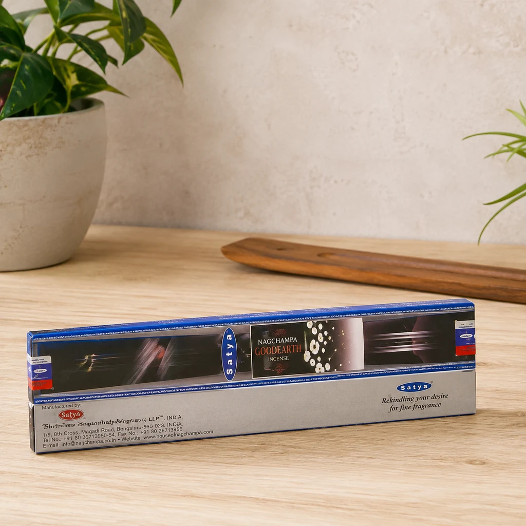 Caja alargada de incienso Satya Goodearth con bordes azules sobre una mesa de madera y un portaincienso al fondo. Caja alargada de incienso Satya Goodearth con bordes azules sobre una mesa de madera y un portaincienso al fondo.
