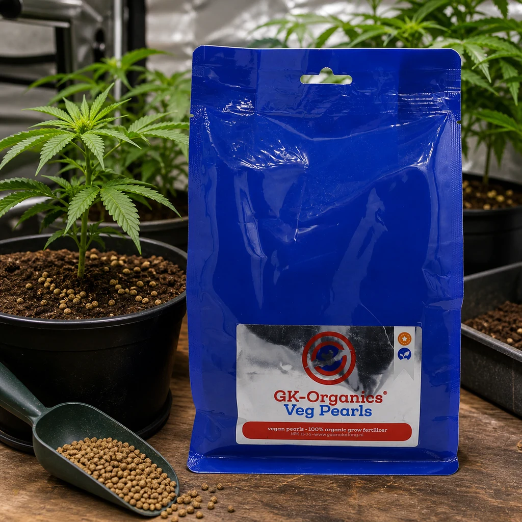Bolsa azul de Veg Pearls GK-Organics junto a una pala con gránulos y macetas con plantas, en una escena de cultivo generada. Bolsa azul de Veg Pearls GK-Organics junto a una pala con gránulos y macetas con plantas, en una escena de cultivo generada.
