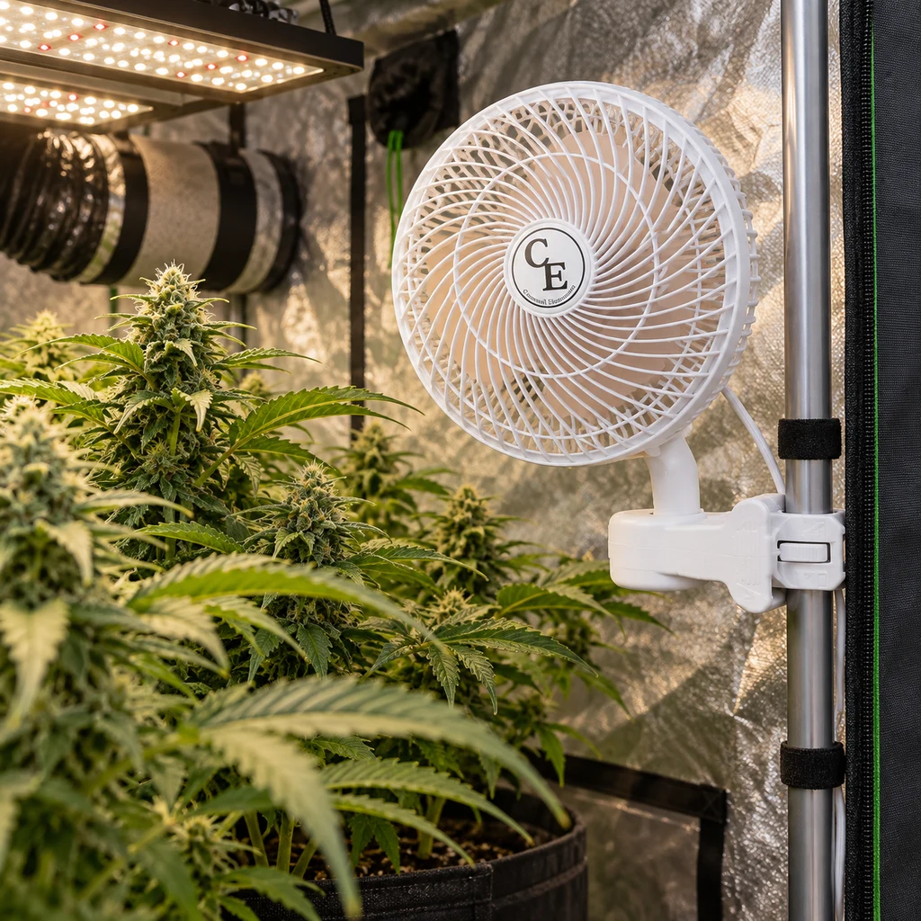 Ventilador blanco de clip Cornwall Electronics sujeto a una barra de un armario de cultivo, junto a plantas y bajo paneles LED. Ventilador blanco de clip Cornwall Electronics sujeto a una barra de un armario de cultivo, junto a plantas y bajo paneles LED.