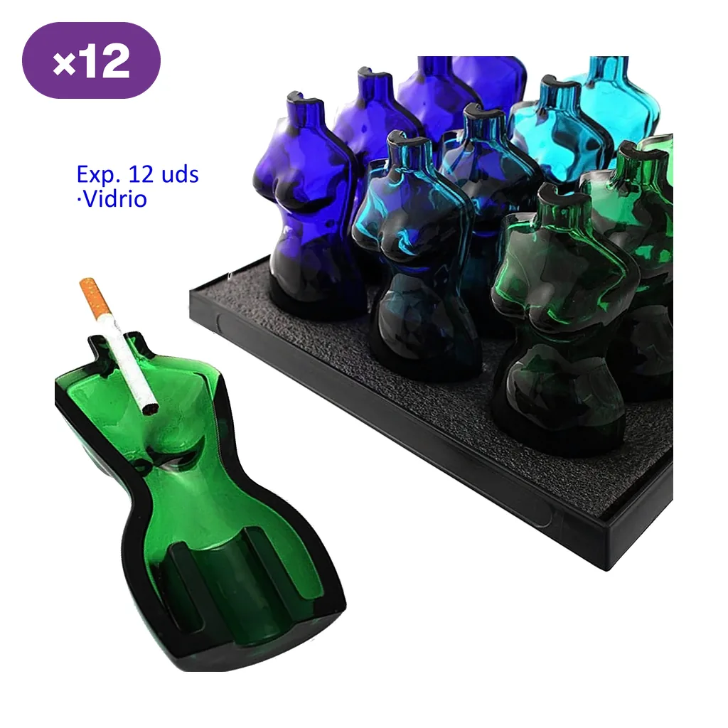 Ceniceros Venus con forma de torso en vidrio azul, turquesa y verde sobre un expositor; delante, uno verde con un cigarrillo apoyado.