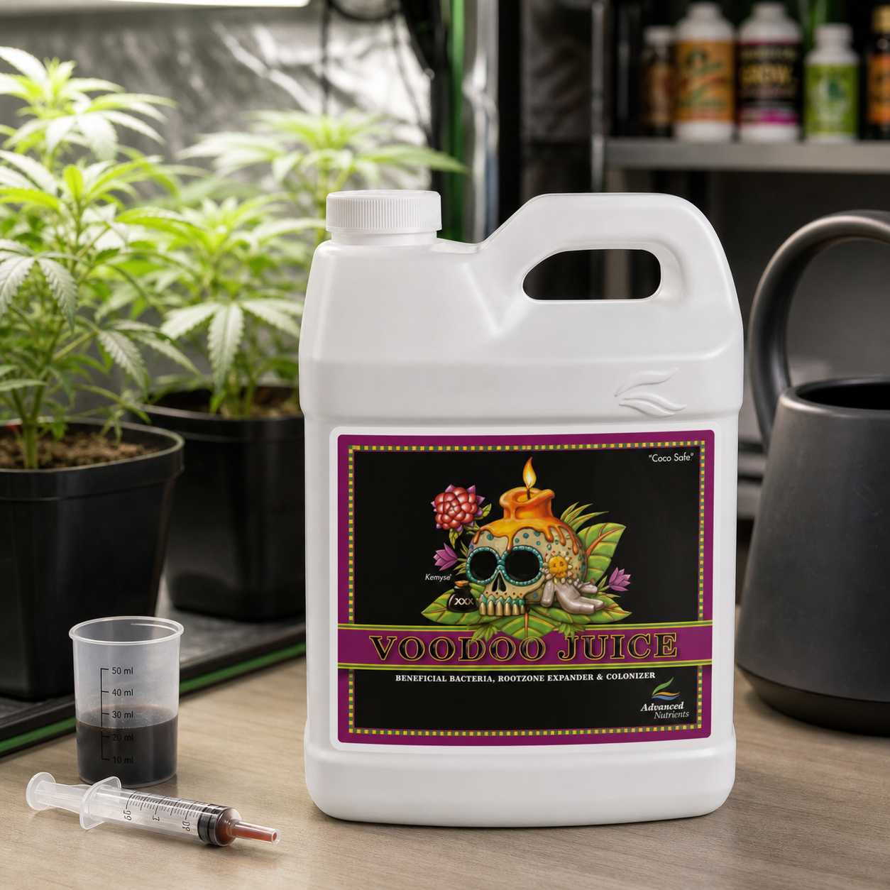 Garrafa blanca de Voodoo Juice Advanced Nutrients sobre una mesa, junto a un vaso dosificador y una jeringa, con plantas al fondo.