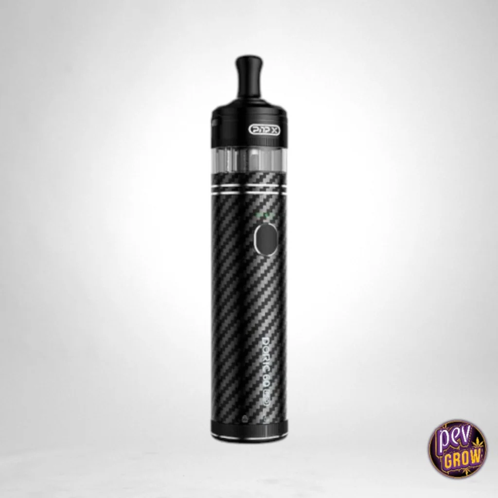 Vapeador cilíndrico negro con patrón diagonal, botón ovalado, depósito transparente y boquilla negra sobre fondo claro. Vapeador cilíndrico negro con patrón diagonal, botón ovalado, depósito transparente y boquilla negra sobre fondo claro.