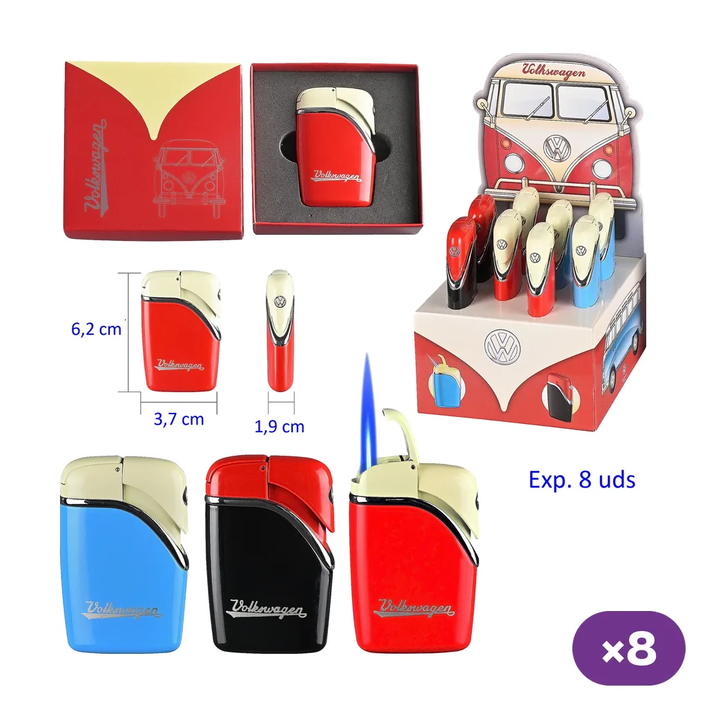Selección de encendedores Volkswagen en rojo, azul y negro, con estuche, expositor decorado con una furgoneta y detalle de llama azul.