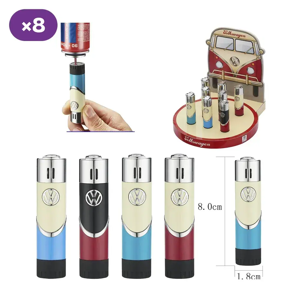 Encendedores VW en distintas combinaciones de colores, con expositor de ocho unidades y detalle de recarga con una mano.