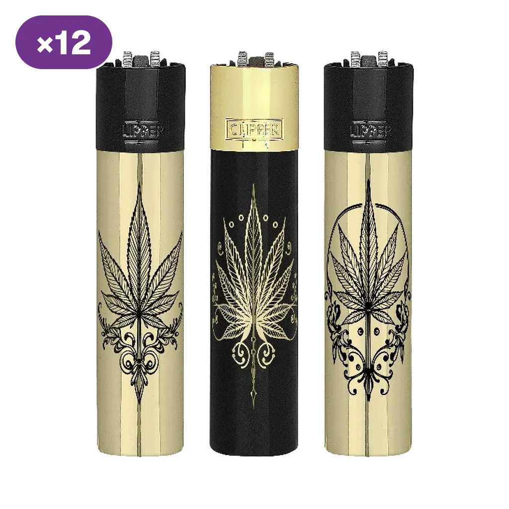 Modelos de encendedor Clipper Weed Tattoo en negro y dorado, con hojas de cannabis y adornos de estilo tatuaje; distintivo de 12 unidades.
