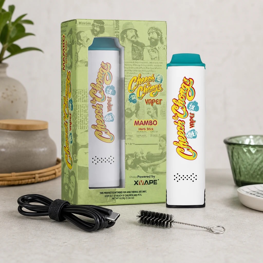 Vaporizador X-Vape Cheech and Chong blanco con boquilla turquesa, junto a su caja verde, cable y cepillo de limpieza. Vaporizador X-Vape Cheech and Chong blanco con boquilla turquesa, junto a su caja verde, cable y cepillo de limpieza.