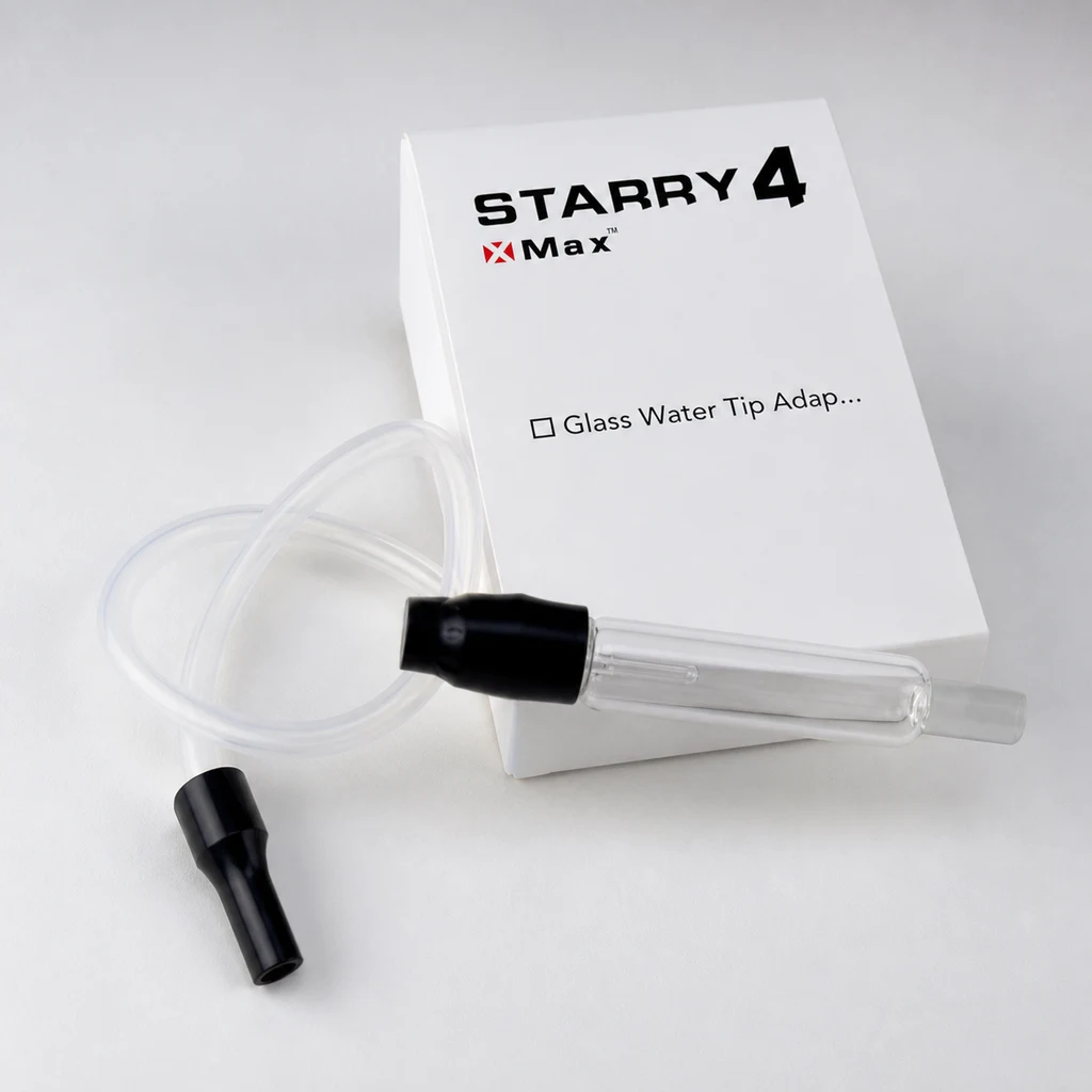 Bubbler de cristal con conector negro, tubo flexible transparente y boquilla negra, delante de una caja rotulada Starry 4 XMax.