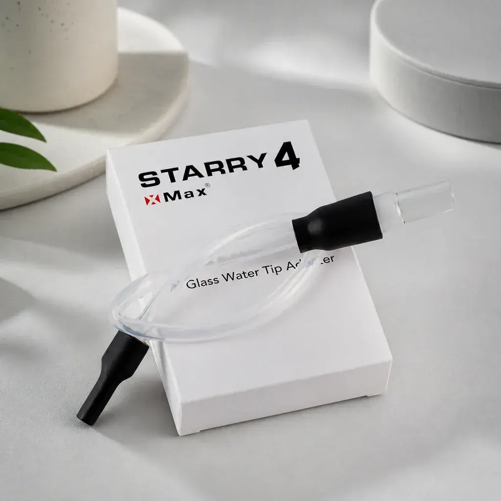 Accesorio de boquilla X-vape Starry V.4 con tubo transparente curvado y extremos negros, sobre una caja blanca rotulada STARRY 4.