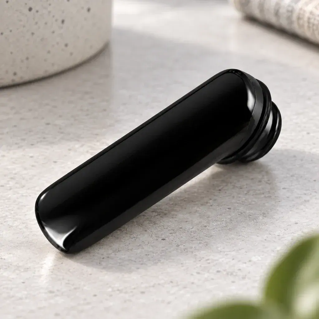 Boquilla negra alargada para X-vape Starry V.4, con acabado brillante y extremo de encaje circular, apoyada sobre una superficie clara.
